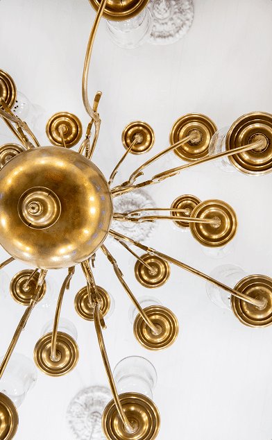 Vertical view of an ornate chandelier in Jewish Museum Curaçao.